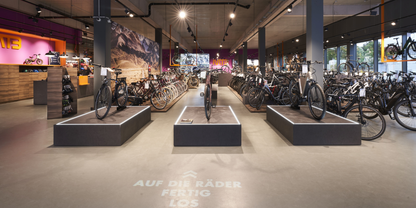 Neuer Verkaufsraum von MTB Market in Lübeck mit Podesten für Fahrräder nach der Umgestaltung durch Schemberg Ladenbau