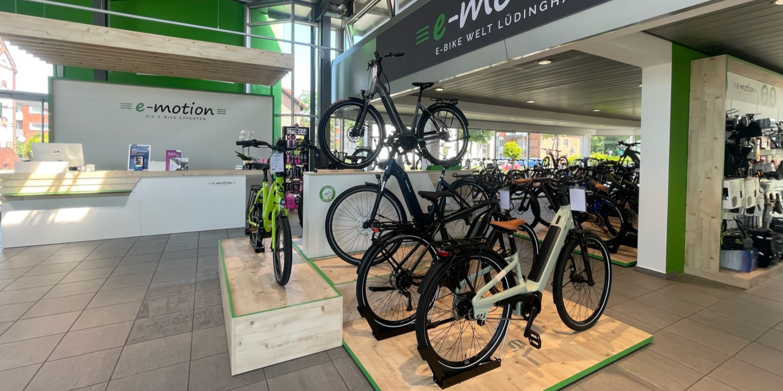 Die neu gestaltete Verkaufsfläche der e-motion e-Bike Welt in Lüdinghausen, geplant und realisiert von Schemberg Ladenbau.