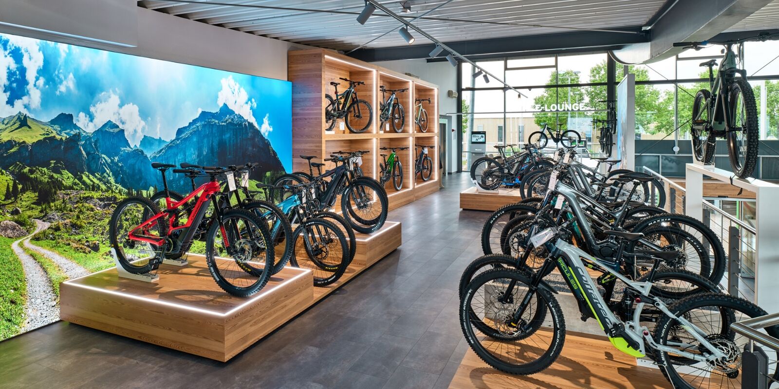 Neuer Verkaufsraum von eBiker in Binzen mit beleuchteten großformatigen Imagebildern und einer Teststrecke für Fahrräder nach der Umgestaltung durch Schemberg Ladenbau