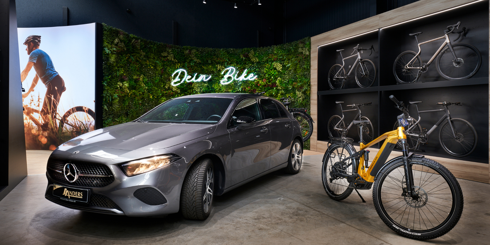 Die Pflanzenwand bei Bike Anders in Vechta ist Abholbereich, Social-Media-Spot und verstecktes Tor zugleich.