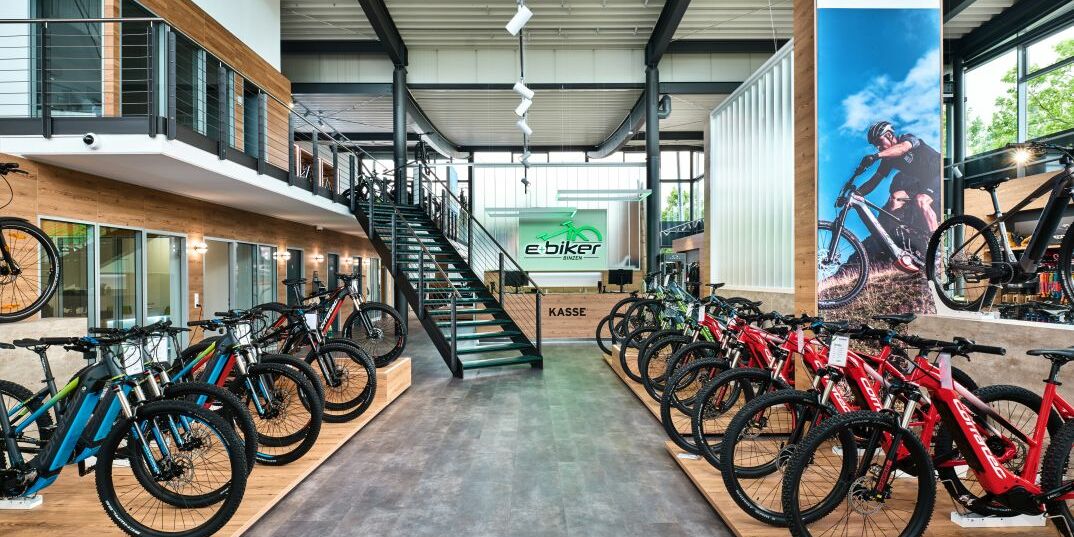 Neuer Verkaufsraum von eBiker in Binzen mit beleuchteten großformatigen Imagebildern und einer Teststrecke für Fahrräder nach der Umgestaltung durch Schemberg Ladenbau