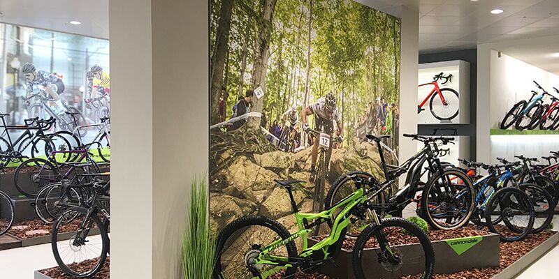Der neue Verkaufsraum von Cannondale mit großformatigen Imagebilder nach der Umgestaltung durch Schemberg Ladenbau.