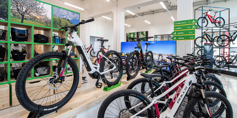 Neuer heller Verkaufsraum der E-Bike-Experten e-motion in Dietikon, Schweiz mit verschiedenen Bikepräsentern nach der Umgestaltung durch Schemberg Ladenbau