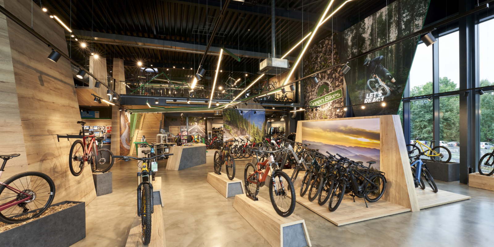 Neuer Verkaufsraum von Greenbikes in Arnsberg mit besonderer Beleuchtung und Fahrradpodesten nach der Umgestaltung durch Schemberg Ladenbau
