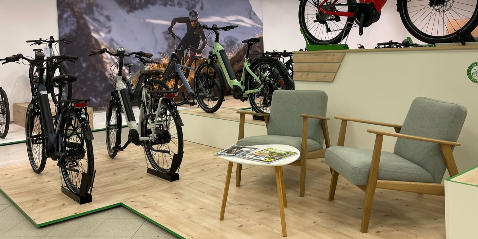 Schemberg Ladenbau hat bei der Planung und Umsetzung des neuen e-motion E-Bike Stores im Inntal extra Beratungsecken mit eingeplant.