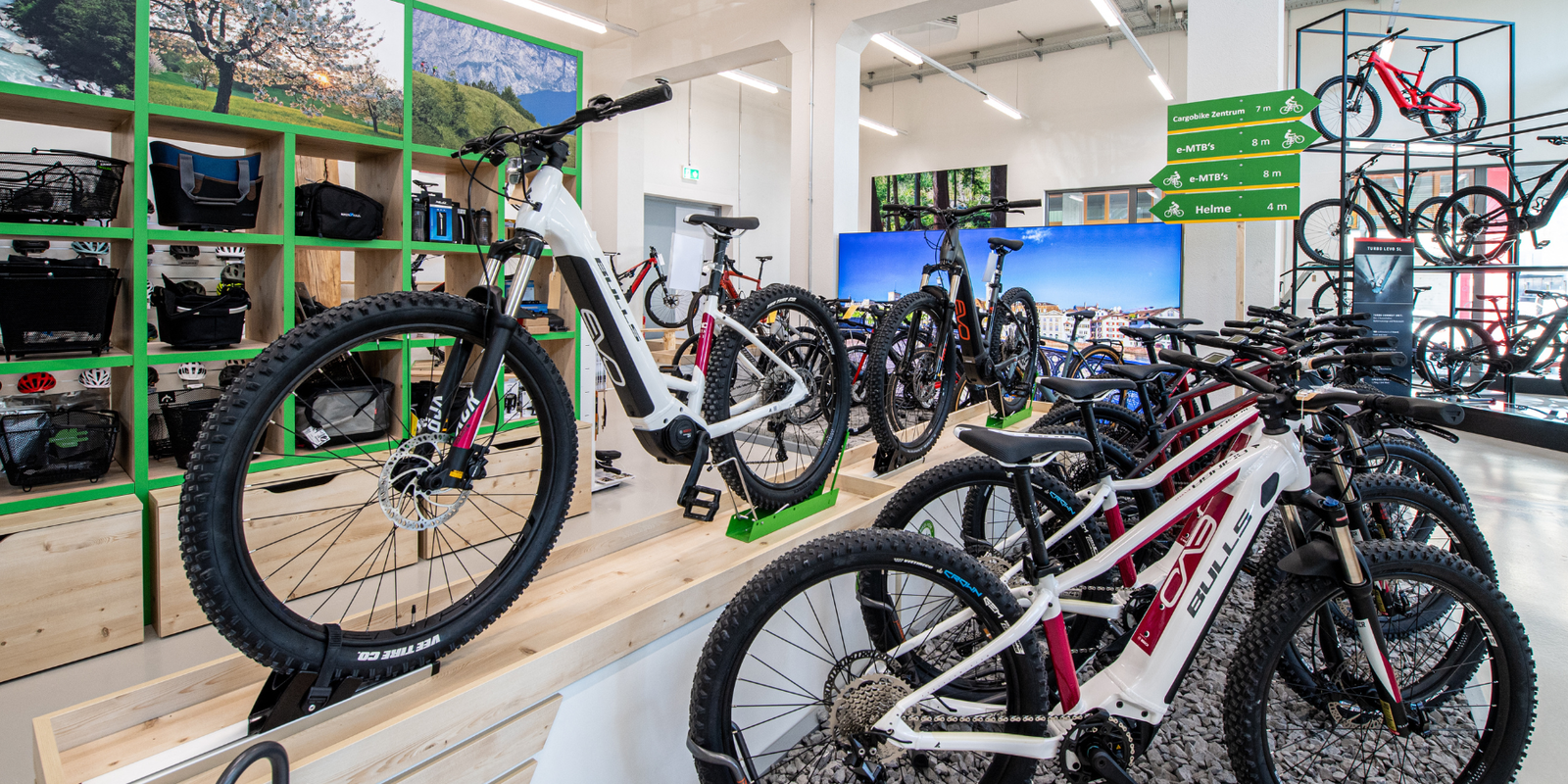 Neuer heller Verkaufsraum der E-Bike-Experten e-motion in Dietikon, Schweiz mit verschiedenen Bikepräsentern nach der Umgestaltung durch Schemberg Ladenbau