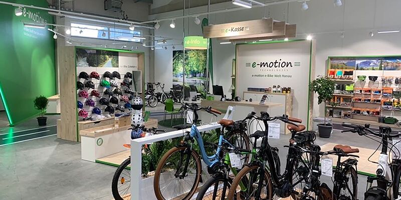 Neuer Verkaufsraum für e-Motion in Hanau mit Fahrradpodesten und einer Zubehörecke realisiert von Schemberg Ladenbau