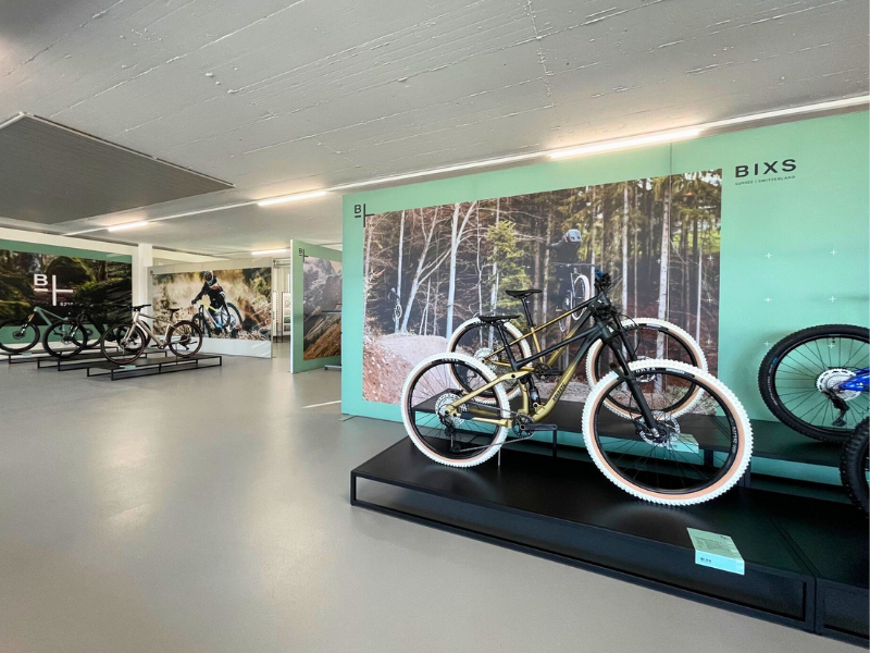Der neue Verkaufsraum von Bixs Bikes kreiert ein Erlebnis, durch seinen puristischen Stil und die Markenfarbe, geplant von Schemberg Ladenbau.
