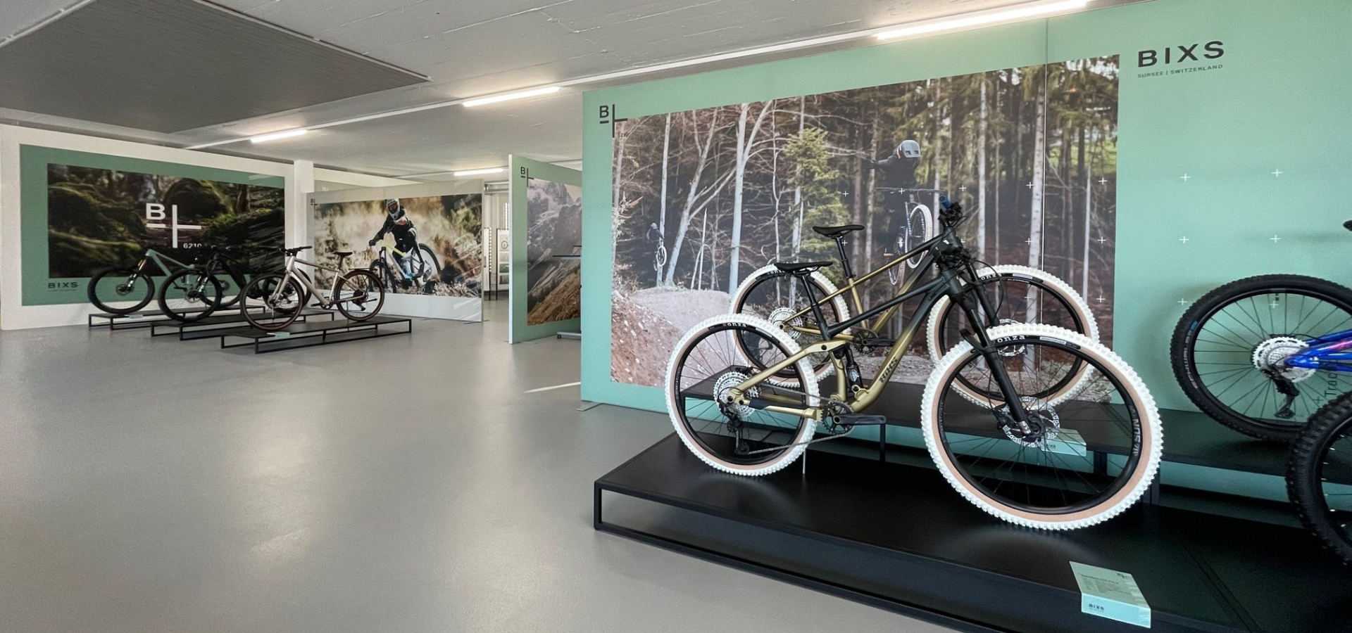 Im neuen Bixs Bikes Store in der Schweiz, sind die Bikes das Highlight, Umgestaltung durch Schemberg Ladenbau.