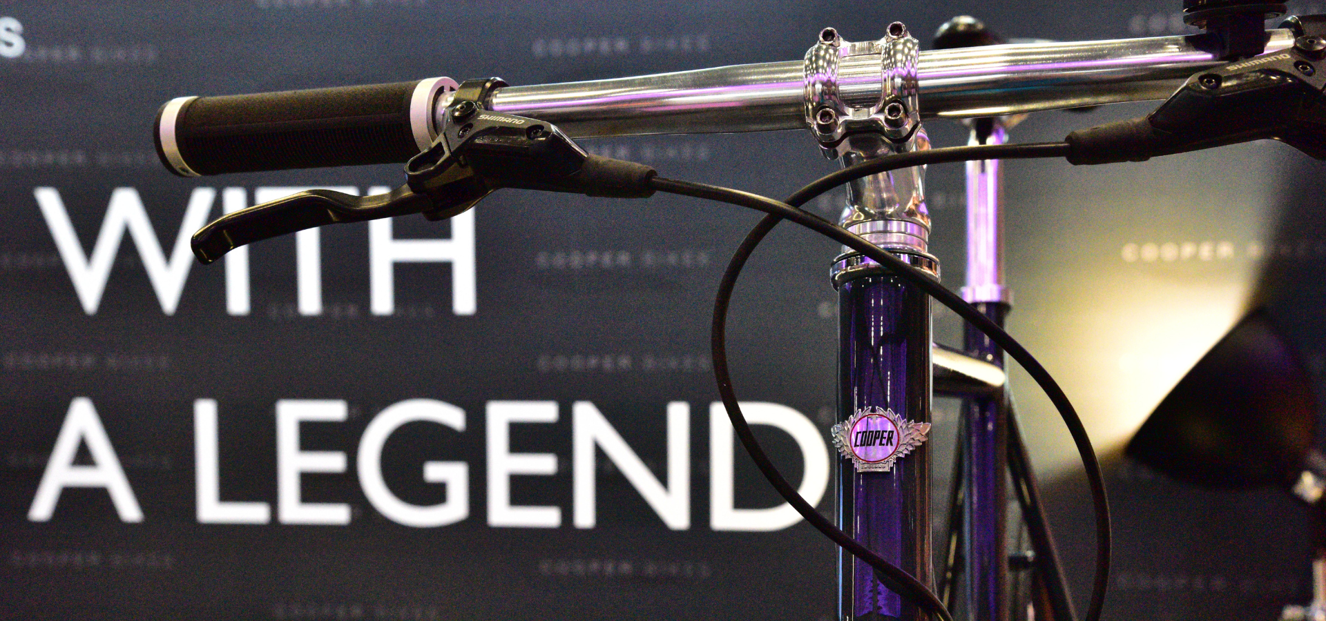 Cooper Bikes Messefläche mit Fokus auf Fahrradlenker und dem Slogan "WITH A LEGEND"