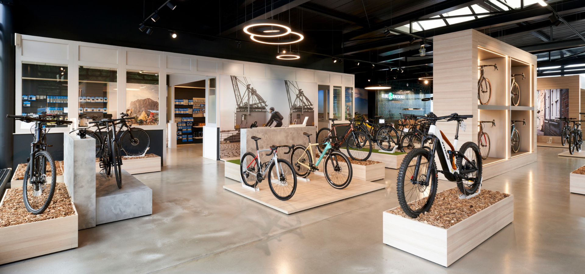 Bei Elbe Raederei in Agathenburg werden die Bikes auf verschiedenen Podesten präsentiert, vor großformatigen Fotografien, umgebaut von Schemberg Ladenbau.