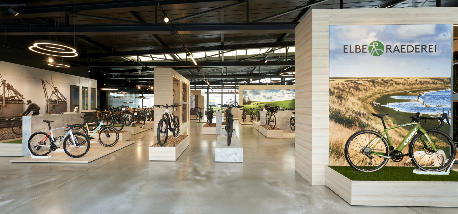 Hier wird der Kauf eines neuen Bikes zum Erlebnis, der Verkaufsraum der Elbe Raederei in Agathenburg, geplant und umgebaut von Schemberg Ladenbau.