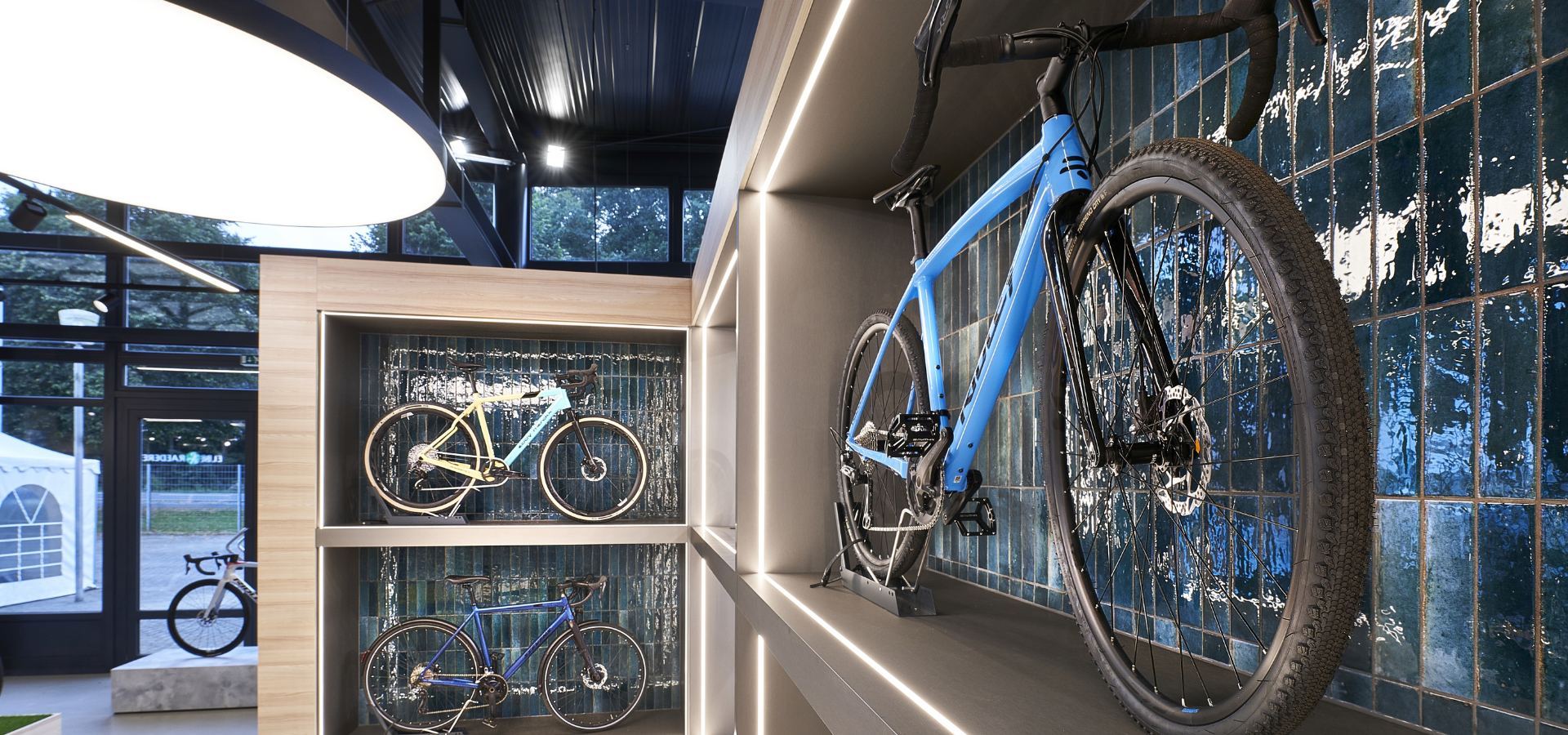 Im neu gestalteten Verkaufsraum der Elbe Raederei in Agathenburg, umgesetzt von Schemberg Ladenbau, werden die Bikes vor einer beeindruckenden Kulisse präsentiert.