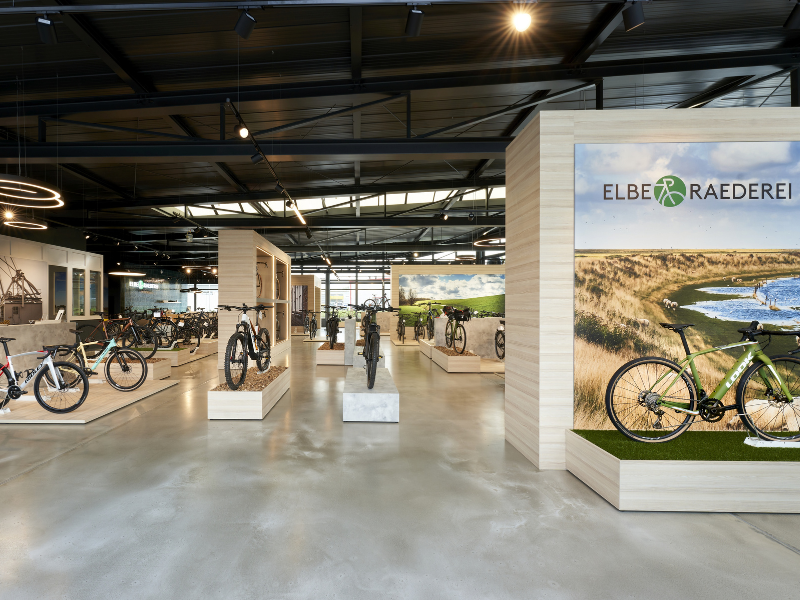 Schemberg Ladenbau hat den Bike Store von Elbe Raederei in Agatheburg umgestaltet, auf einer großzügigen und offenen Verkaufsfäche gibt es viele Highlights zu entdecken.