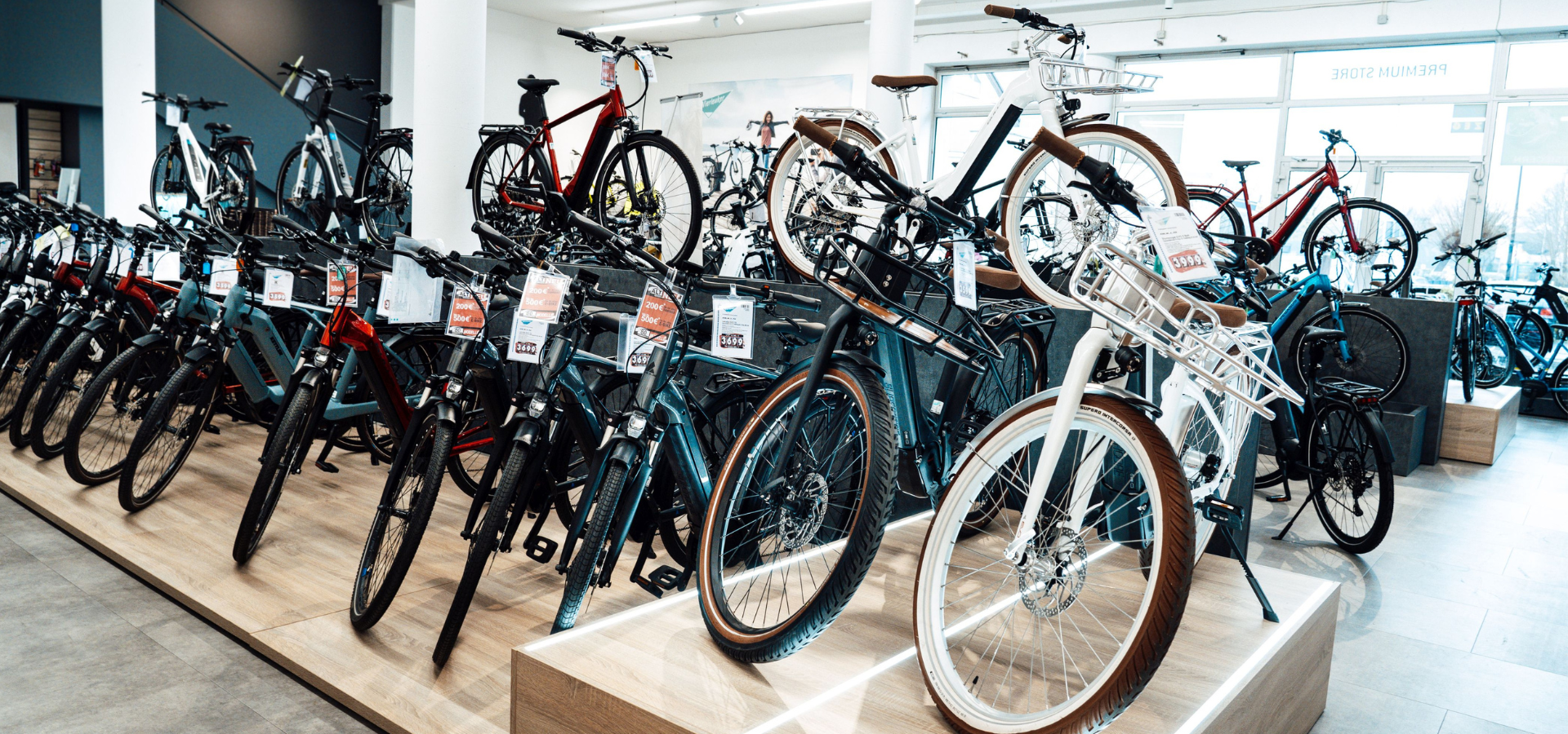 Neuer Verkaufsraum von Fahrrad Wierleuker mit Fahrradpodesten nach der Umgestaltung durch Schemberg Ladenbau