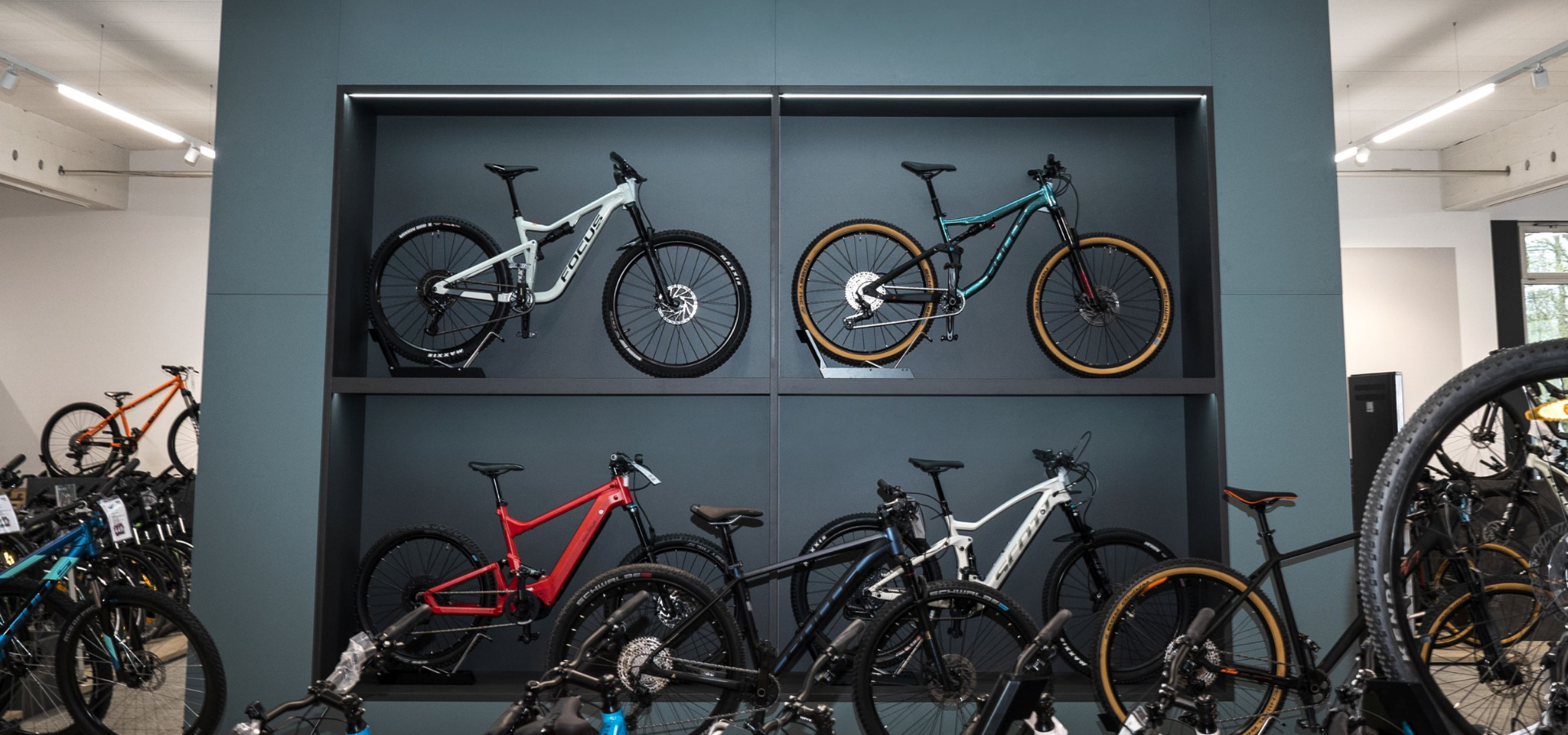 Neuer Verkaufsraum von Fahrrad Wierleuker mit großer türkisener Bikebox nach der Umgestaltung durch Schemberg Ladenbau