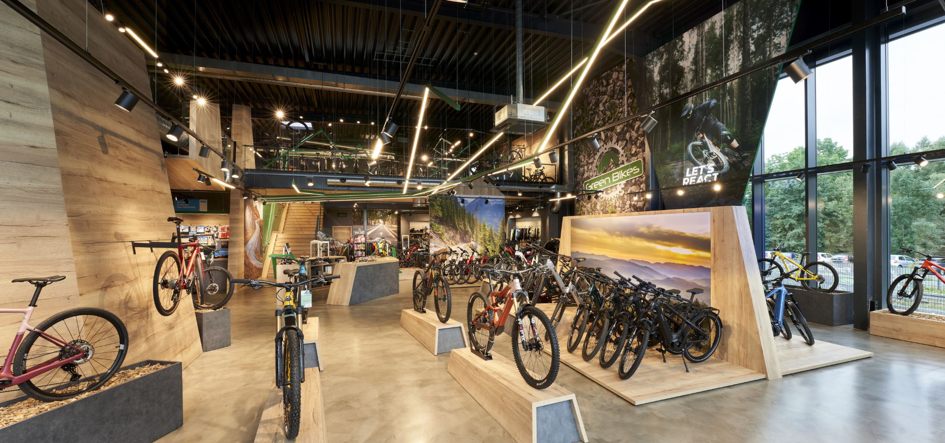Neuer Verkaufsraum von Greenbikes in Arnsberg mit besonderer Beleuchtung und Fahrradpodesten nach der Umgestaltung durch Schemberg Ladenbau