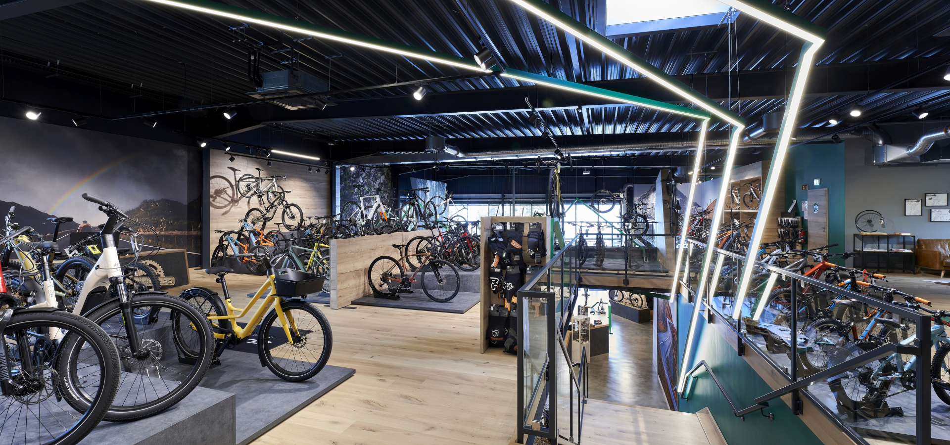 Obere Etage von Greenbikes in Arnsberg mit besonderer Beleuchtung und Fahrradpodesten nach der Umgestaltung durch Schemberg Ladenbau