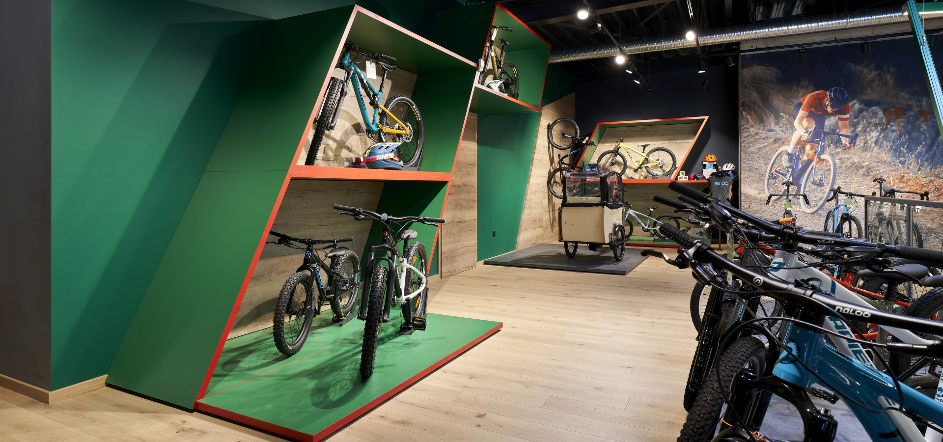 Neuer Verkaufsraum von Greenbikes in Arnsberg mit besonderen Kinderfahrradpodesten nach der Umgestaltung durch Schemberg Ladenbau