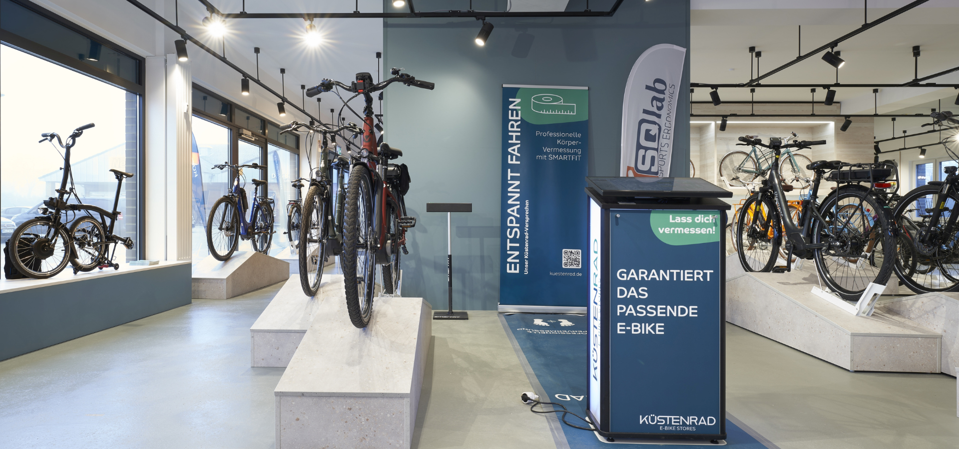 Neuer Verkaufsraum von Küstenrad in Pinneberg mit Vermessstation und Podesten für Fahrräder nach der Umgestaltung durch Schemberg Ladenbau