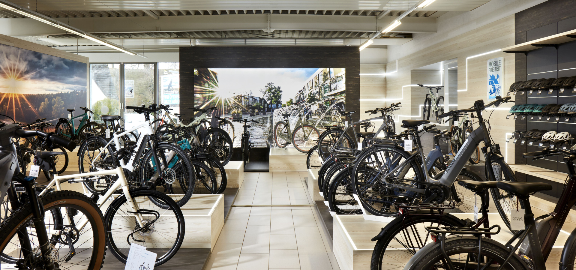 Neuer Verkaufsraum im Autohaus von Kuhn und Witte mit Fahrradpodesten und toller Lichtinstallation nach der Umgestaltung durch Schemberg Ladenbau