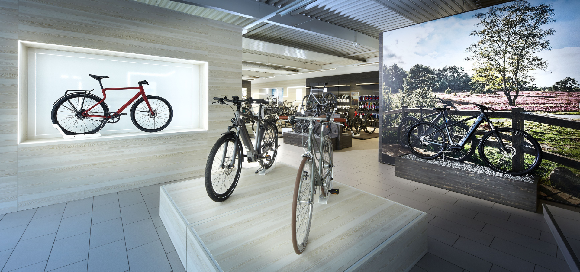 Neuer Verkaufsraum im Autohaus von Kuhn und Witte mit besonderen Fahrradpodesten und toller Lichtinstallation nach der Umgestaltung durch Schemberg Ladenbau