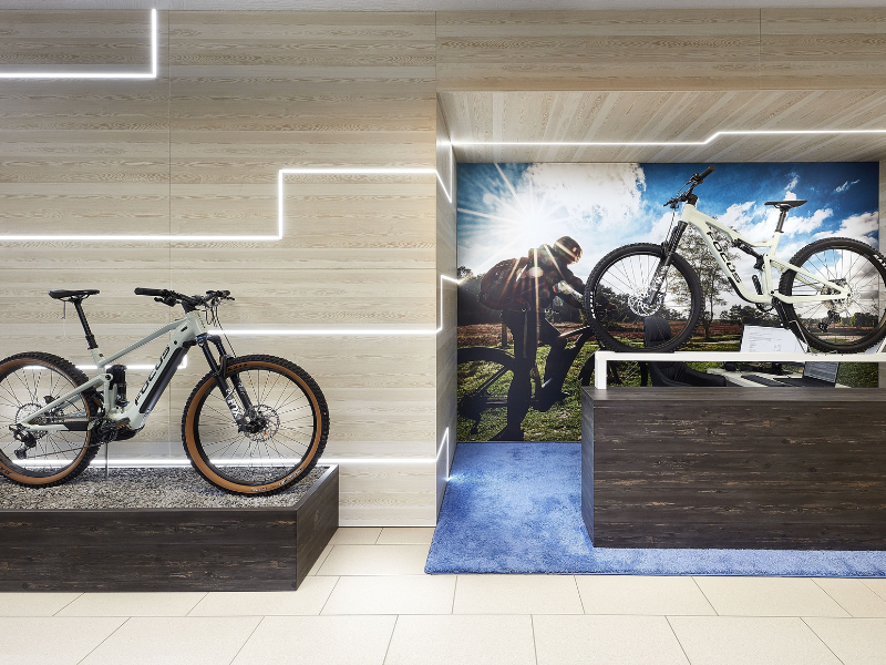 Neuer Verkaufsraum im Autohaus von Kuhn und Witte mit Fahrradpodesten und toller Lichtinstallation nach der Umgestaltung durch Schemberg Ladenbau