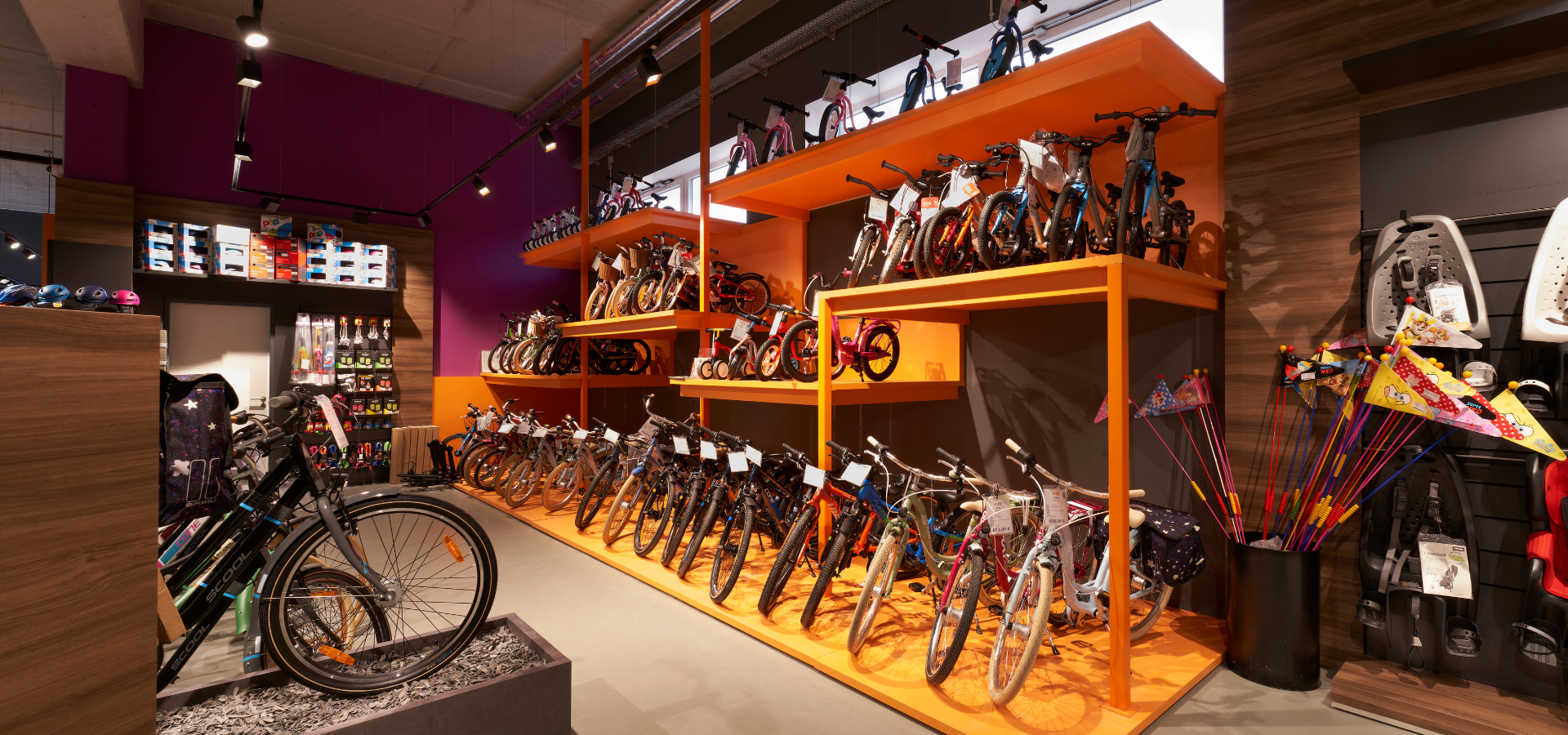 Neuer Verkaufsraum von MTB Market in Lübeck mit Podesten für Kinderfahrräder nach der Umgestaltung durch Schemberg Ladenbau