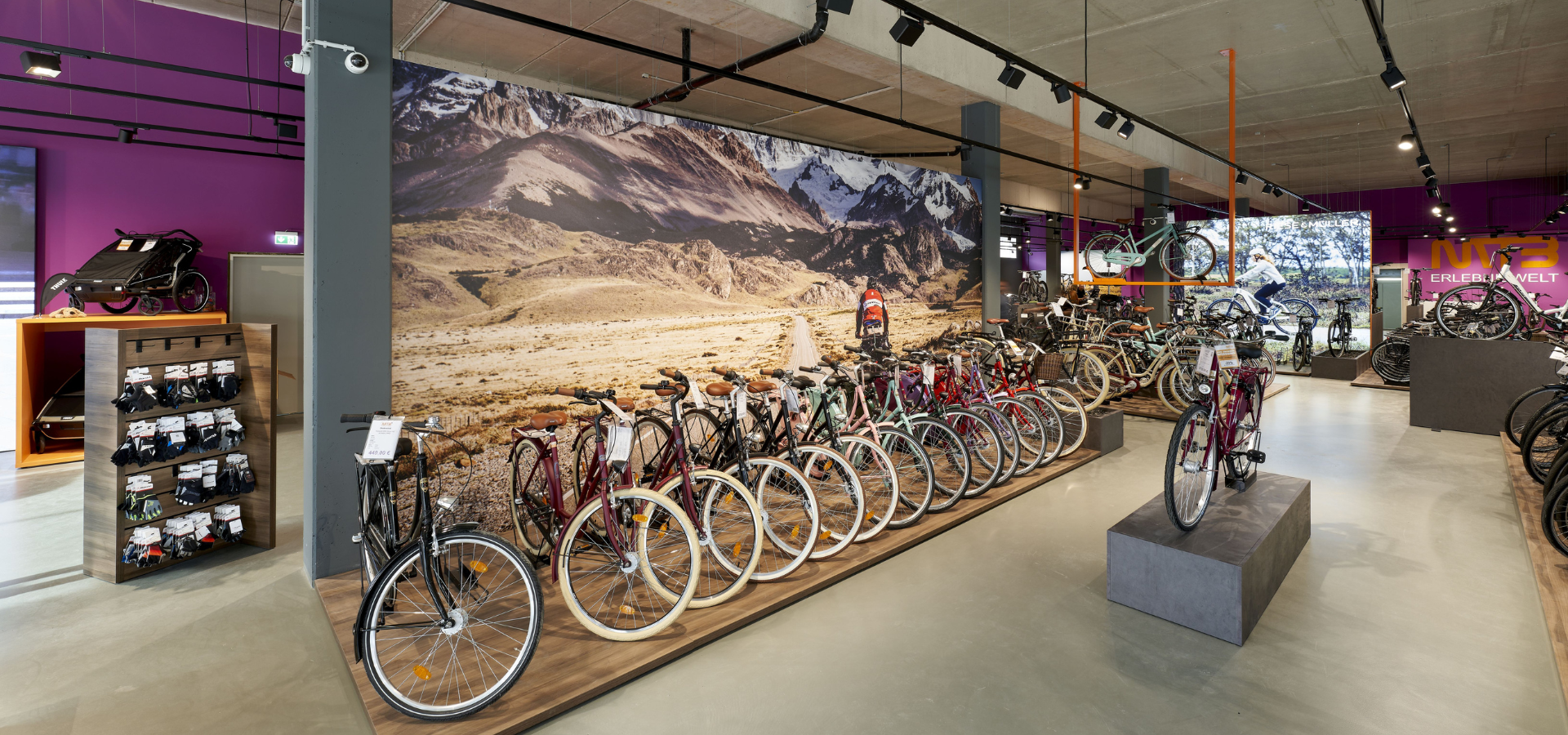 Neuer Verkaufsraum von MTB Market in Lübeck mit Podesten für Fahrräder und großformatigen Imagebildern nach der Umgestaltung durch Schemberg Ladenbau