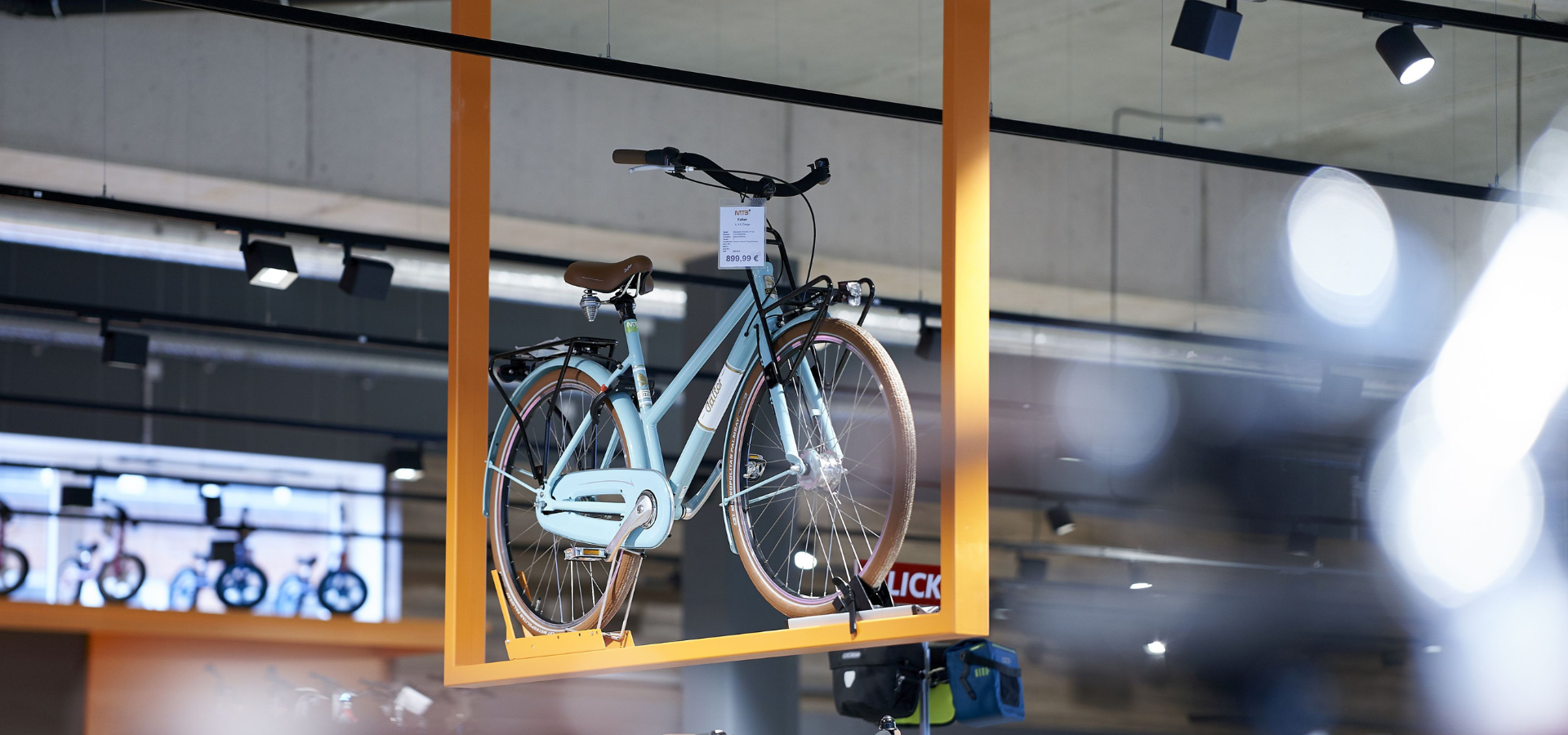 Neuer Verkaufsraum von MTB Market in Lübeck mit Deckenabhängung für Fahrräder nach der Umgestaltung durch Schemberg Ladenbau
