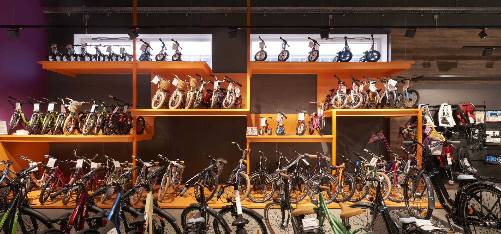 Neuer Verkaufsraum von MTB Market in Lübeck mit Podesten für Kinderfahrräder nach der Umgestaltung durch Schemberg Ladenbau