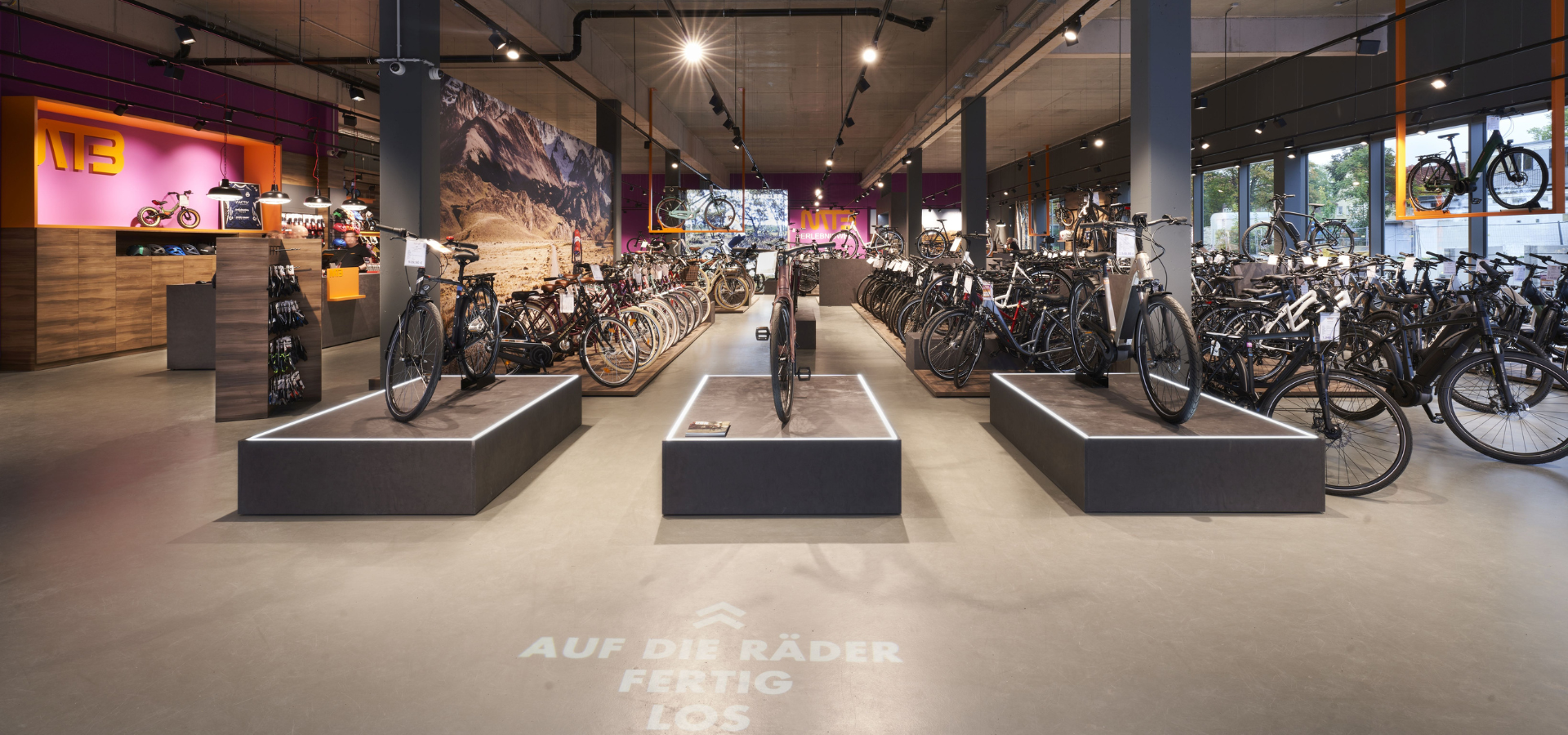 Neuer Verkaufsraum von MTB Market in Lübeck mit Podesten für Fahrräder nach der Umgestaltung durch Schemberg Ladenbau
