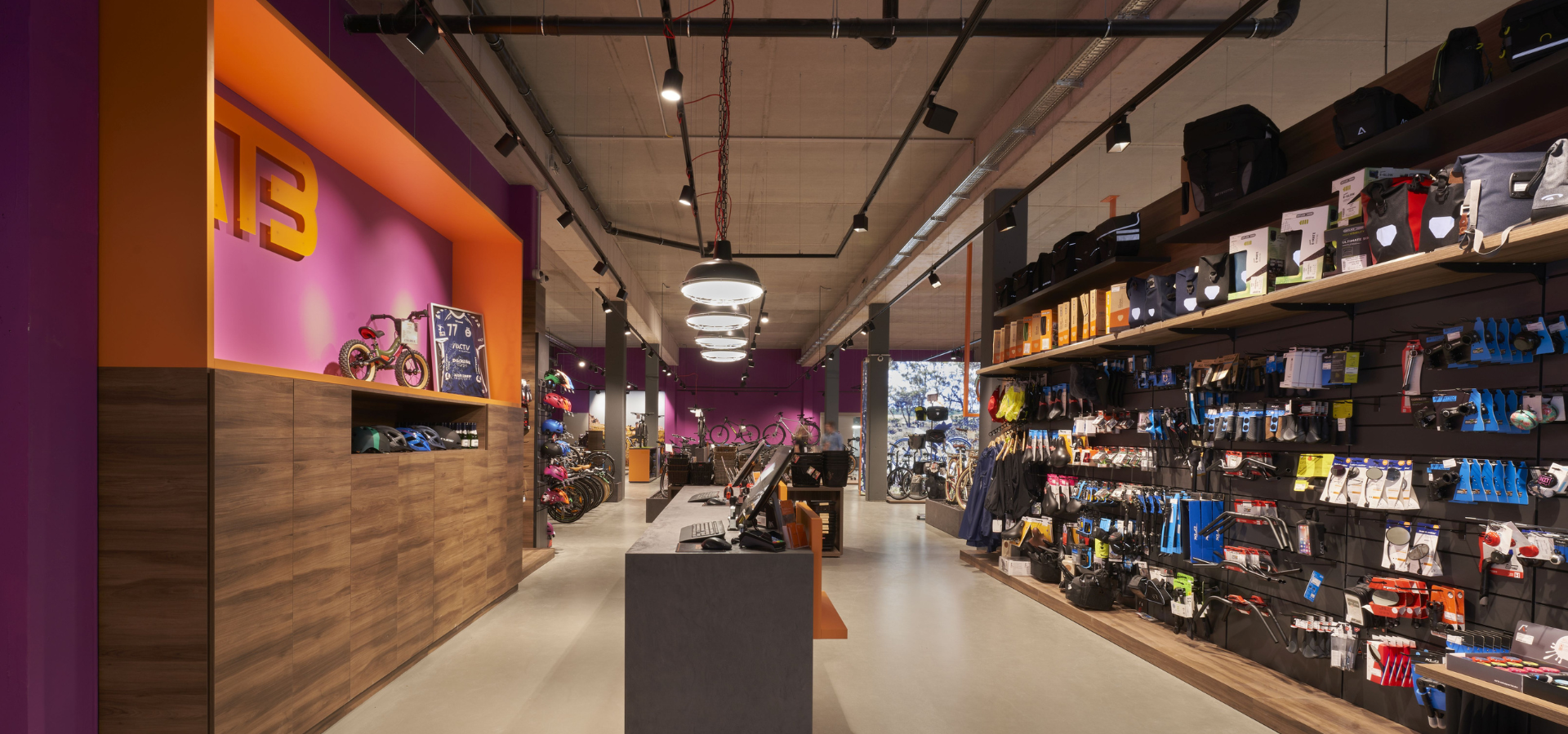 Neuer Verkaufsraum von MTB Market in Lübeck mit Zubehörwänden nach der Umgestaltung durch Schemberg Ladenbau