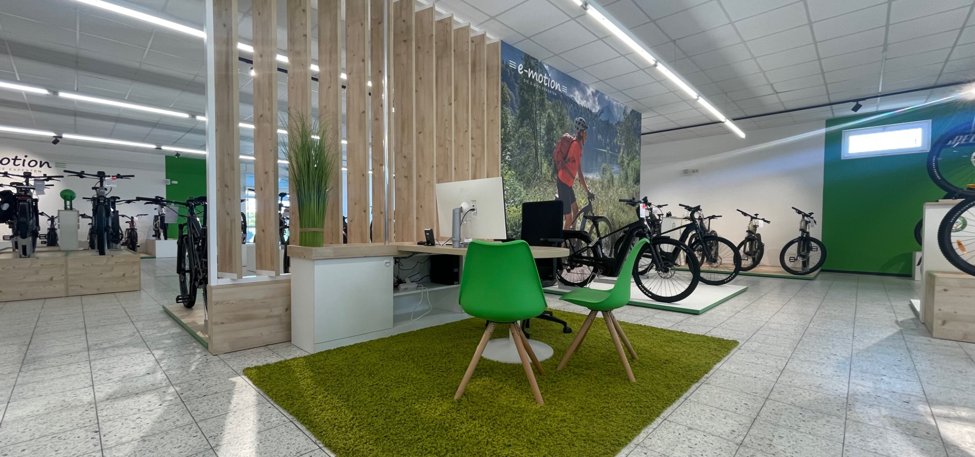 Die neue Verkaufsfläche der E-Bike Experten in Adelsdorf überzeugt auch durch Beratungszonen, die optisch vom Verkaufsbereich abgetrennt sind. Die Neugestaltung des Stores wurde von Schemberg Ladenbau realisiert.