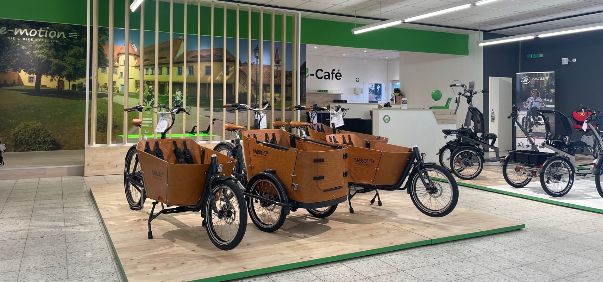 Die Verkaufsfläche für Cargobikes und Lastenräder der e-motion E-Bike Experten in Adelsdorf, die Umgestaltung wurde durch Schemberg Ladenbau geplant und durchgeführt.