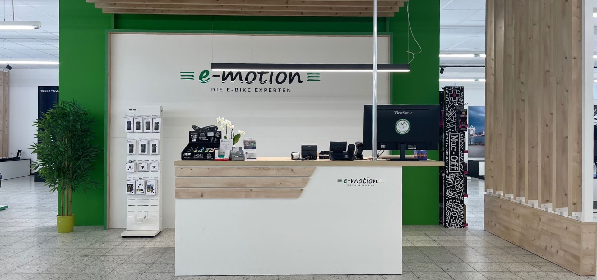 Auch der Verkaufstresen hat im Zuge der Umgestaltung durch Schemberg Ladenbau ein modernes Design in den Markenfarben von e-motion bekommen.