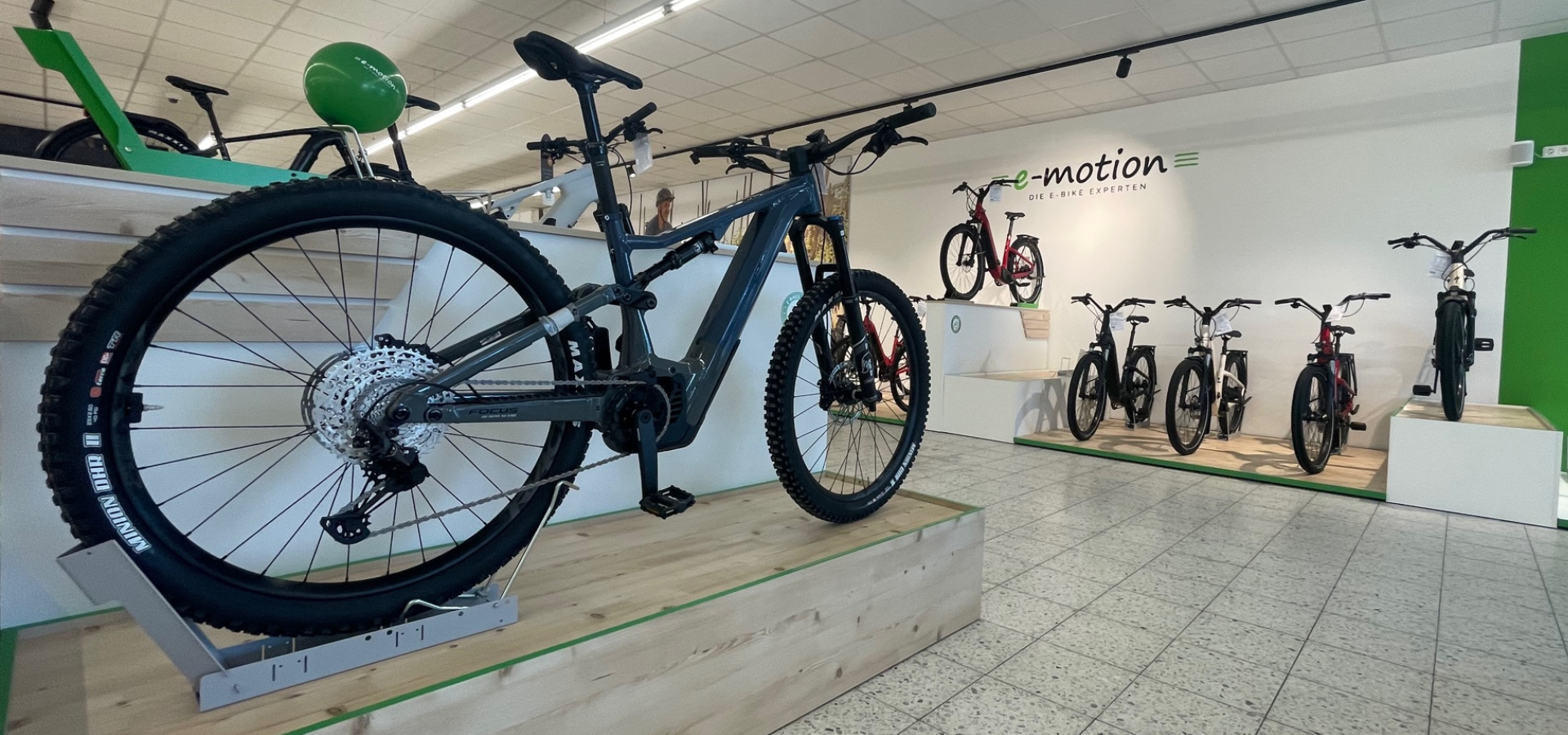 Schemberg Ladenbau hat die Neugestaltung des neuen e-motion E-Bike Stores in Adelsdorf geplant und umgesetzt. Highlights werden hier auf erhöhten Podesten präsentiert und sind so ein visueller Blickpunkt für Kundinnen und Kunden.