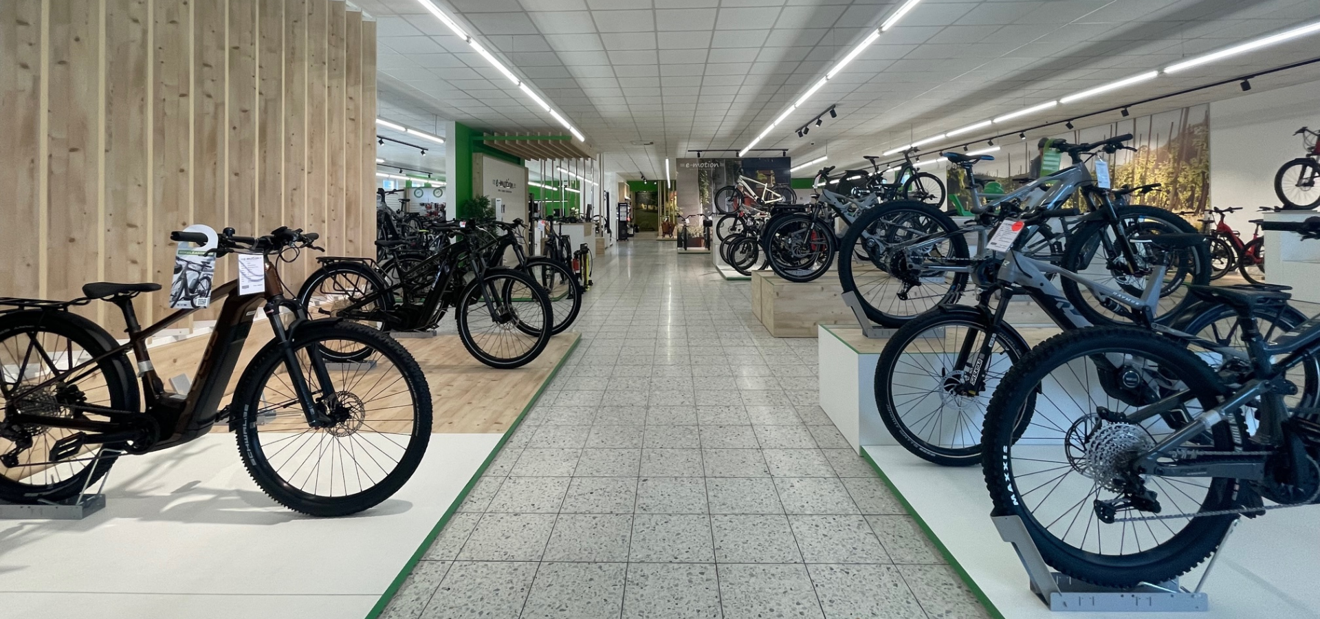 Auf der neu gestalteten Präsentationsfläche des e-motion Stores in Adelsdorf, werden die E-Bikes auf verschiedenen Podesten präsentiert. Die Verkaufsfläche wird durch die Umgestaltung von Schemberg Ladenbau perfekt genutzt.