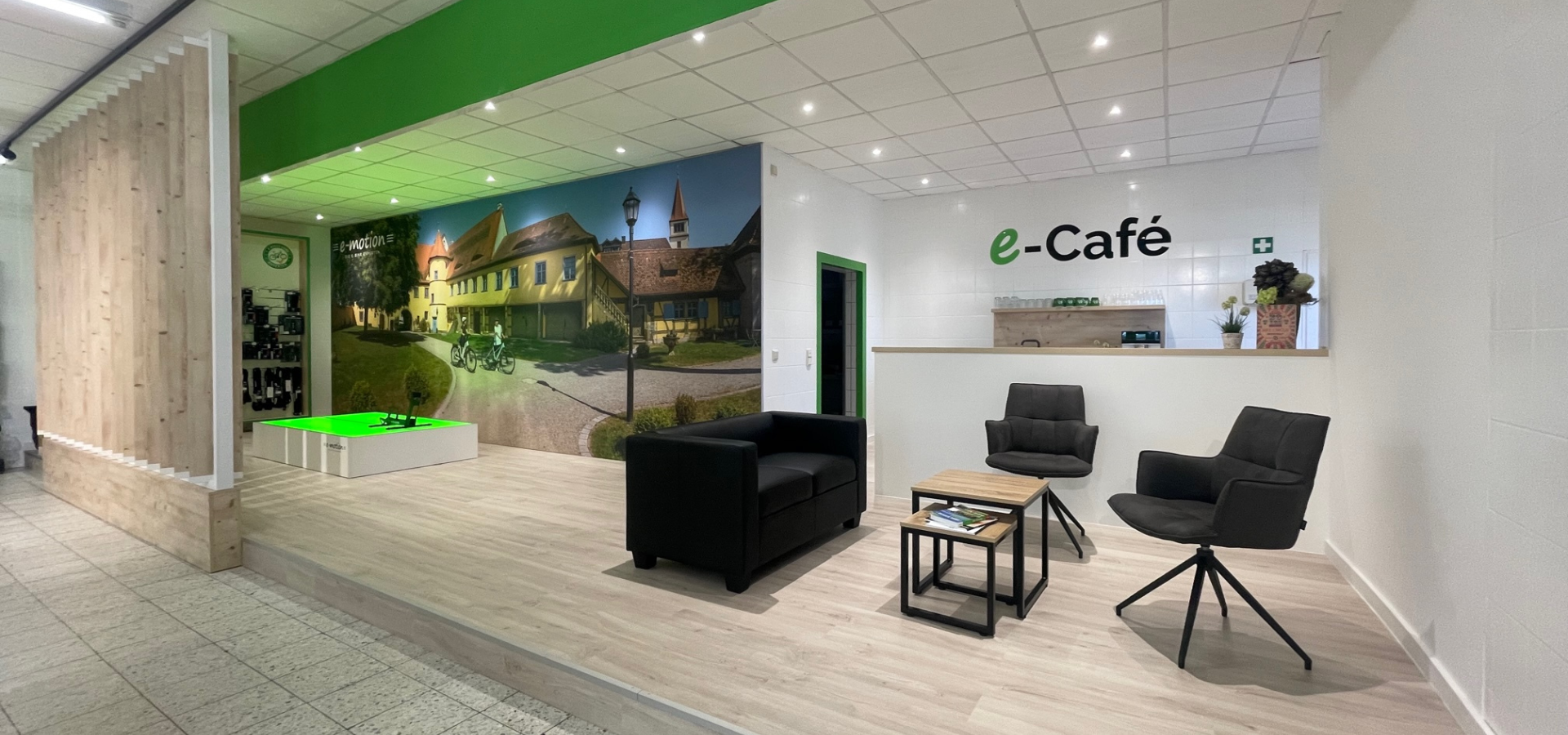 Der neu gestaltete e-motion in Adelsdorf verfügt auch über einen Wartebereich mit e-cafe. Optisch ist der Bereich von der Verkaufsfläsche abgetrennt. Die neue Gestaltung wurde von Schemberg Ladenbau geplant und umgesetzt.