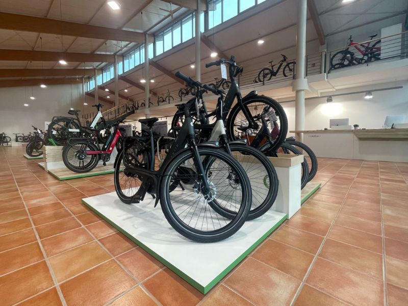 Die neu gestaltete Verkaufsfläche der E-Bike-Experten in Cloppenburg besticht durch die offene Architektur und die Präsentation der Bikes. Der vorhandene Raum wurde von Schemberg Ladenbau optimal genutzt.