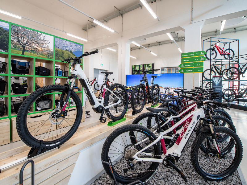 Neuer heller Verkaufsraum der E-Bike-Experten e-motion in Dietikon, Schweiz mit verschiedenen Bikepräsentern nach der Umgestaltung durch Schemberg Ladenbau