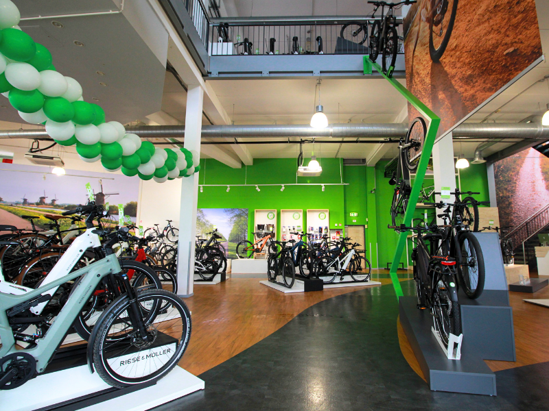 Neuer Verkaufsraum der E-Bike-Experten e-motion in Hannover-Garbsen mit beleuchteten großformatigen Imagebildern und einer Teststrecke für Fahrräder nach der Umgestaltung durch Schemberg Ladenbau