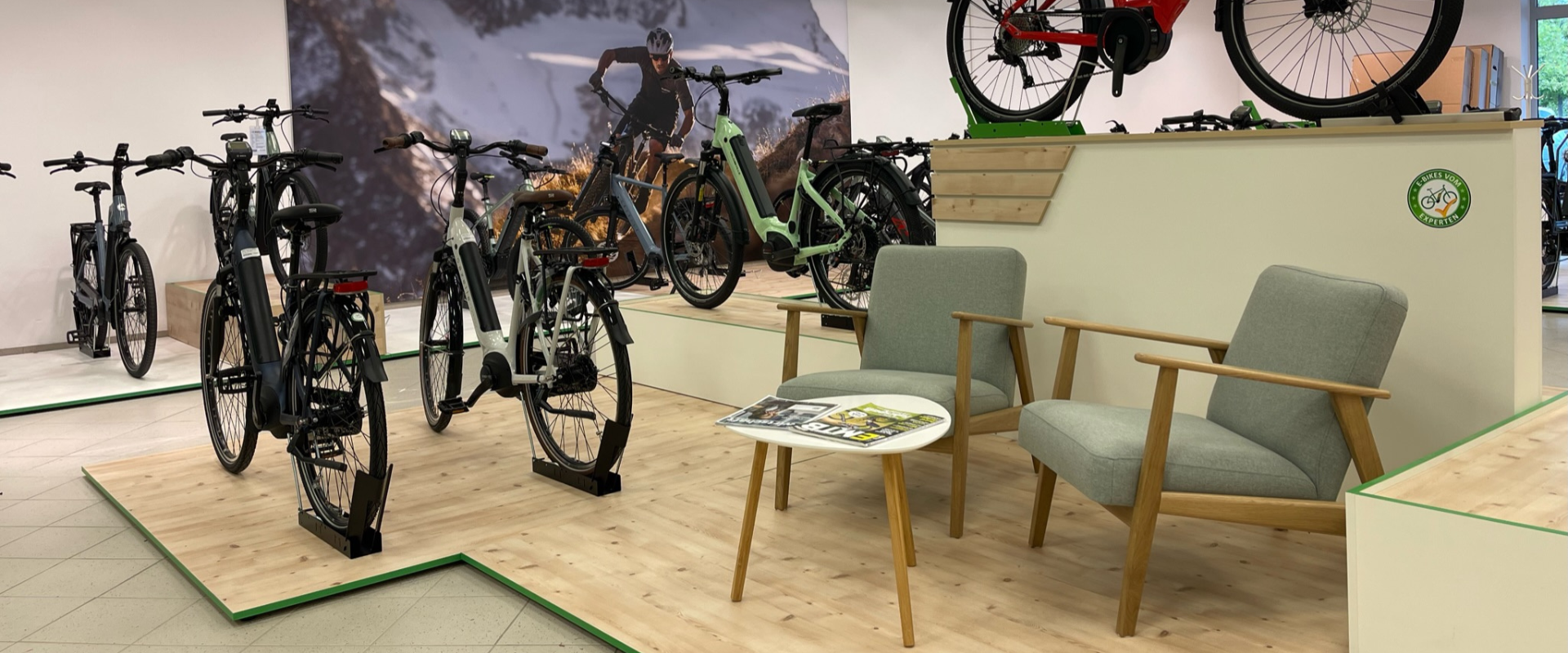 Schemberg Ladenbau hat bei der Planung und Umsetzung des neuen e-motion E-Bike Stores im Inntal extra Beratungsecken mit eingeplant.