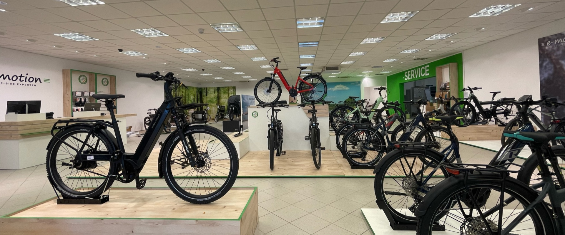 Die Verkaufsfläche im neuen e-motion E-Bike Store im Inntal besticht durch eine klare Struktur und ansprechend platzierte Podeste, die Umsetzung dieses Konzeptes hat Schemberg Ladenbau übernommen.