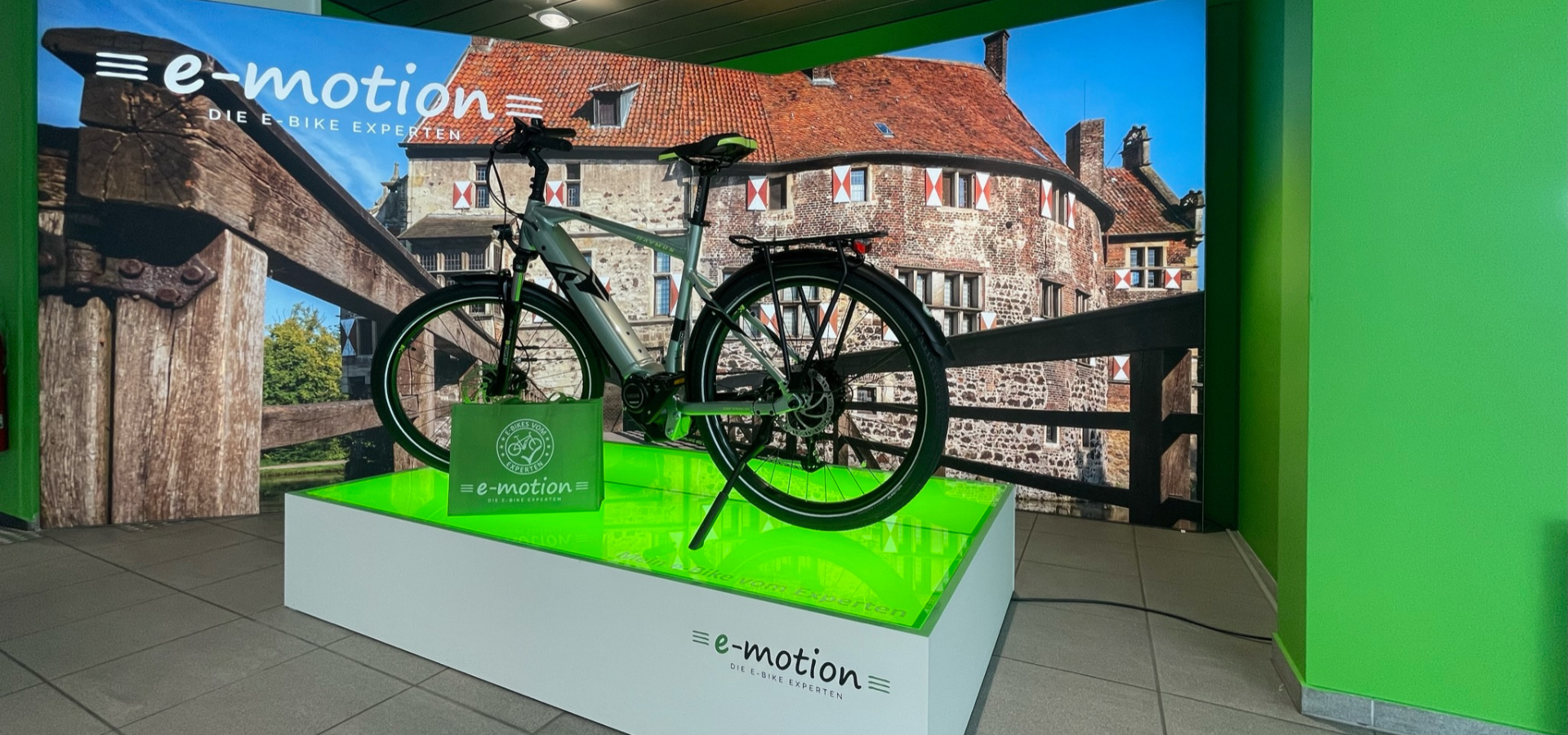 Auf beleuchteten Podesten werden die E-Bikes im neuen e-motion E-Bike Store in Lüdinghausen präsentiert, die Umgestaltung hat Schemberg Ladenbau übernommen.