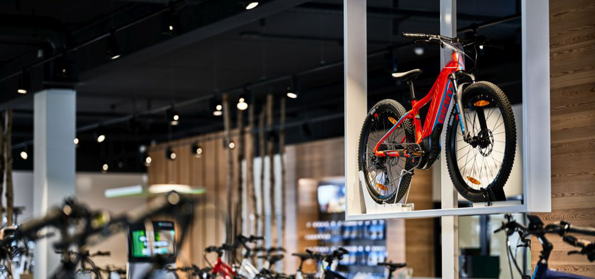 Den neuen Verkaufsraum von eBiker in Laufenburg, mit vielen Möglichkeiten zur Produktpräsentation, hat Schemberg Ladenbau geplant und realisiert.